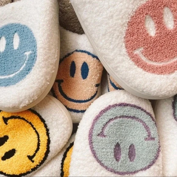 NEW SOFT SMILEY FACE SLIPPERS WOMEN COMFORTABLE PREPPY GIFT WOMEN - Picture 1 of 12